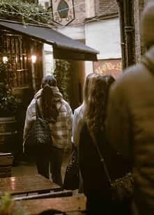London pub tour experience - traditional pub interior